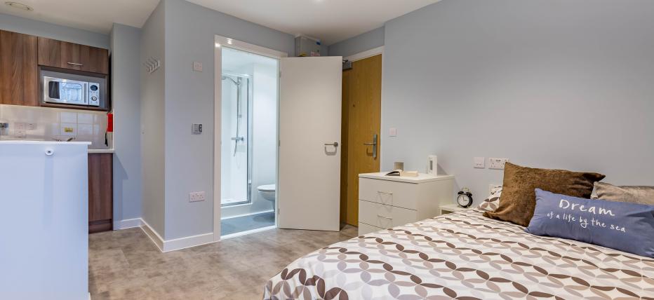 Bed, kitchen area and door to En-Suite