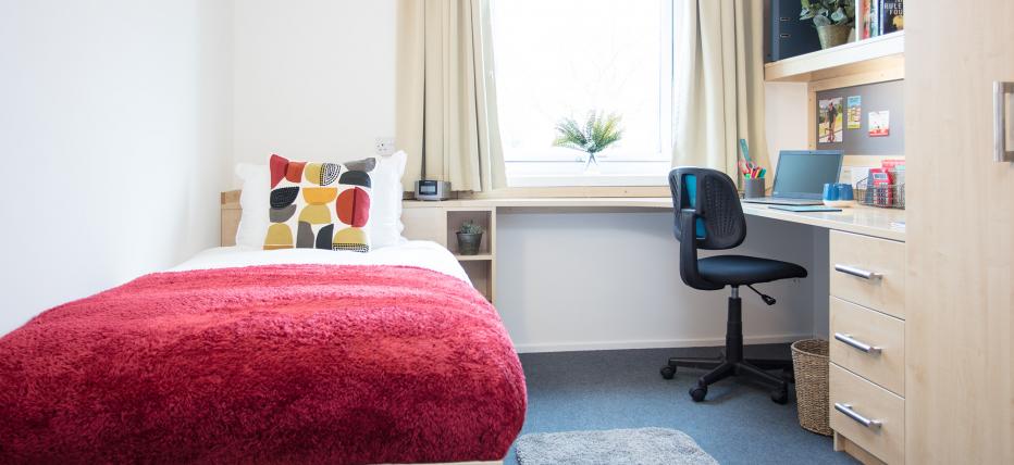Woolf College standard en-suite bedroom